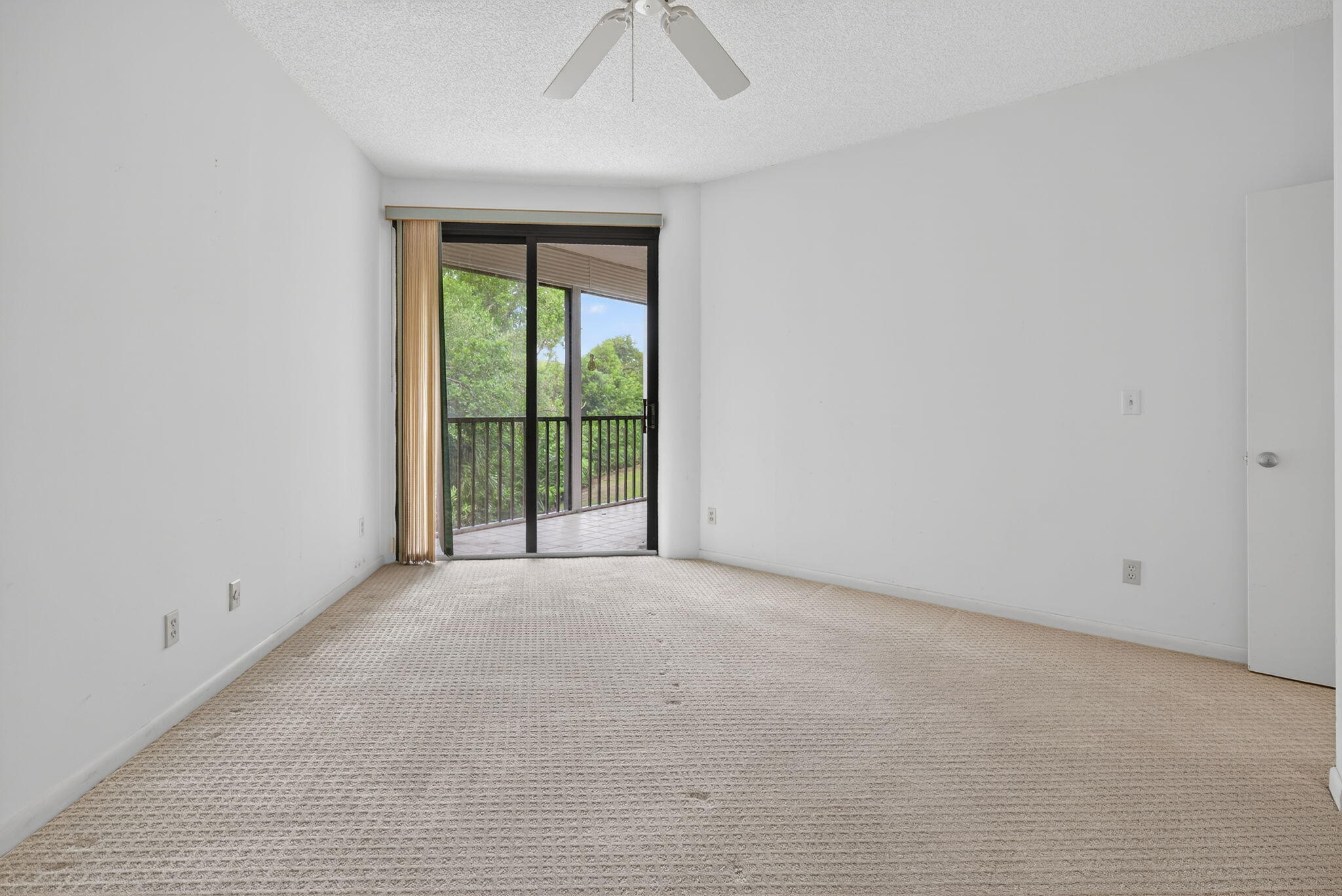 221 Northeast Plantation Road, Unit 213 Stuart, FL 34996 - Photo 26 of 44 an empty room with a window