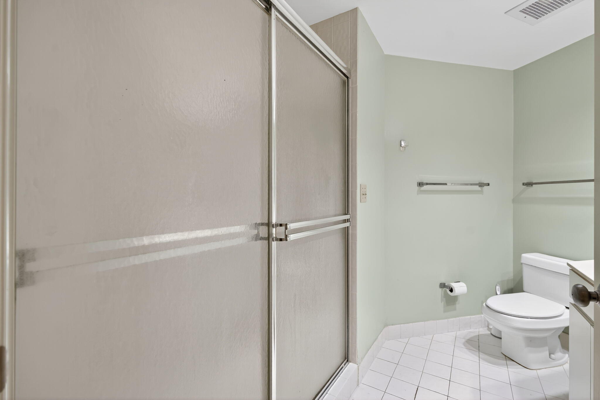 221 Northeast Plantation Road, Unit 213 Stuart, FL 34996 - Photo 30 of 44 a bathroom with a toilet