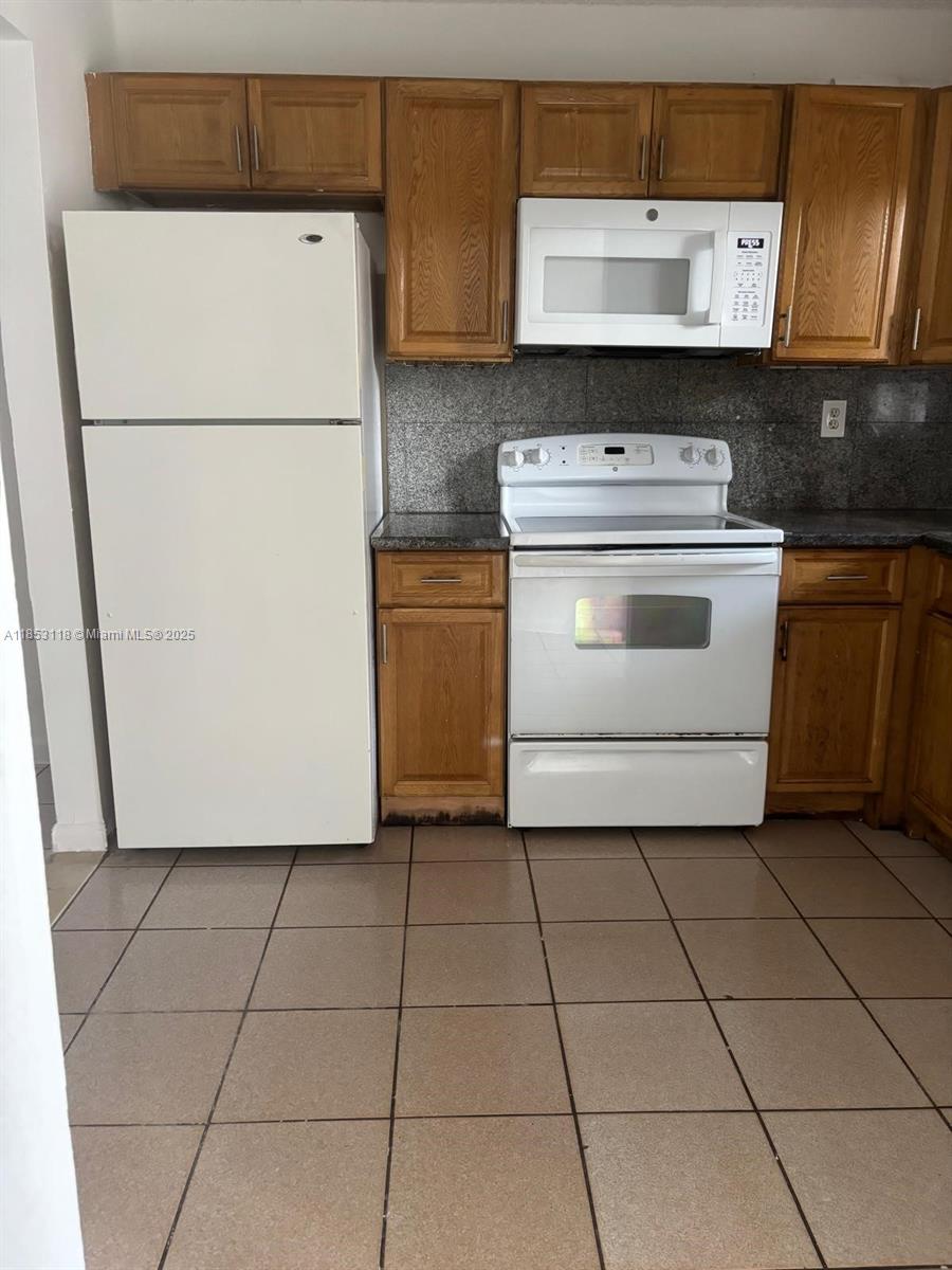 2710 West 76th Street, Unit 101 Hialeah, FL 33016 - Photo 3 of 14 a utility room with washer and dryer