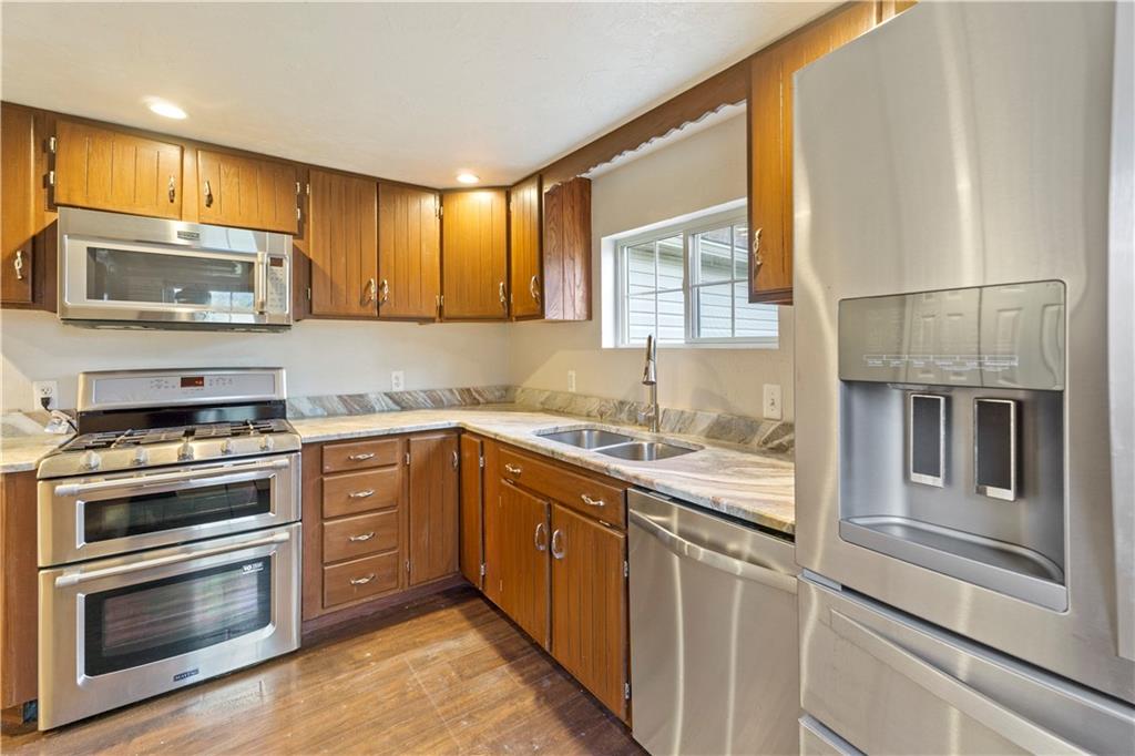 130 Hampton Road Mill Run, PA 15464 - Photo 4 of 50