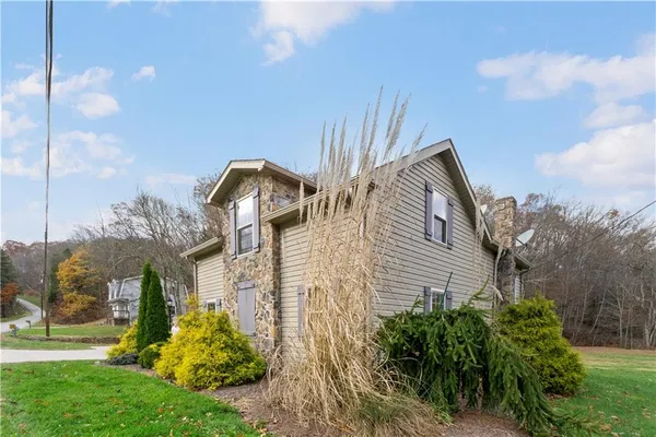 a view of front of a house with a yard