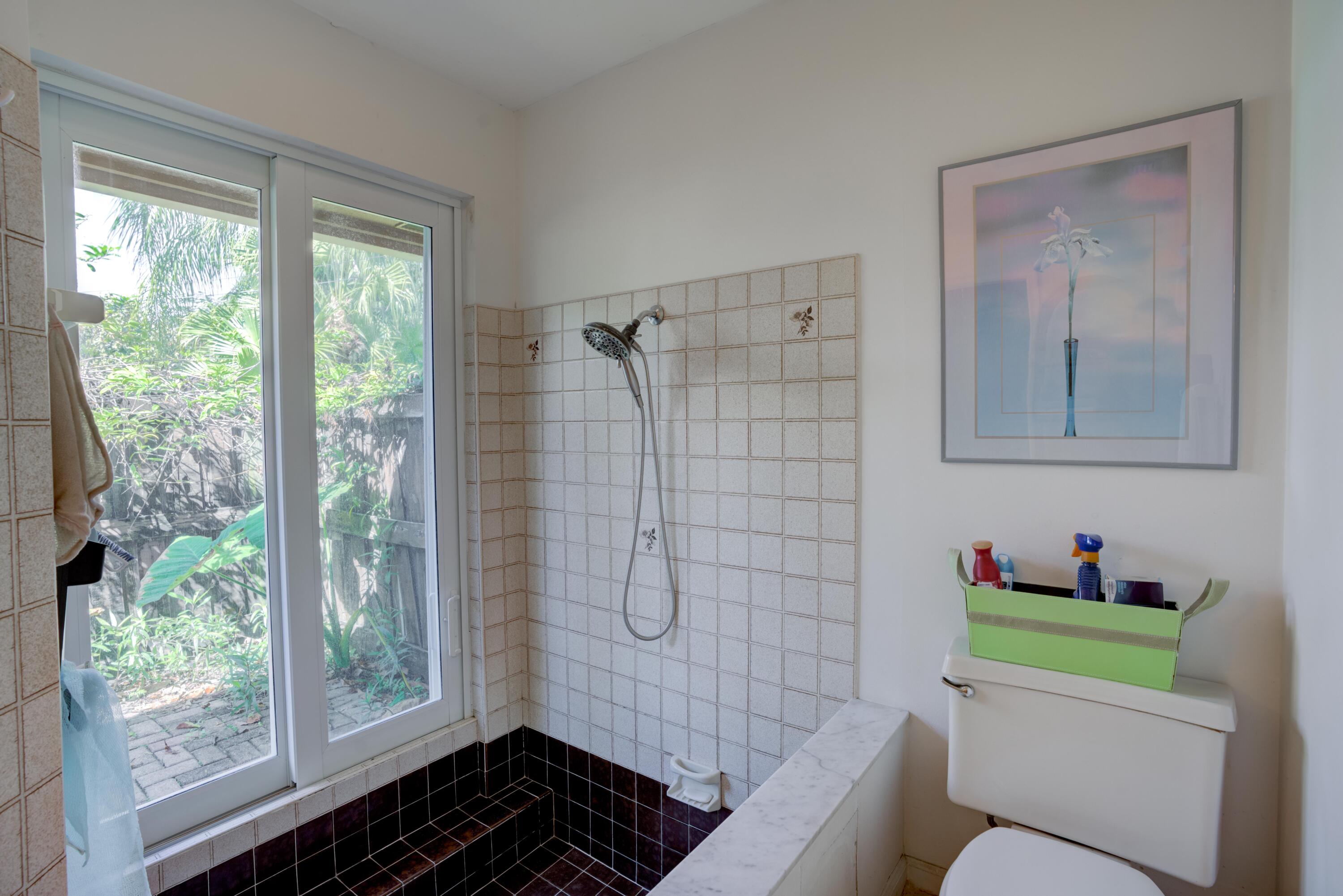 9524 Southeast Cove Point Street Jupiter, FL 33469 - Photo 26 of 58 Owner's bath