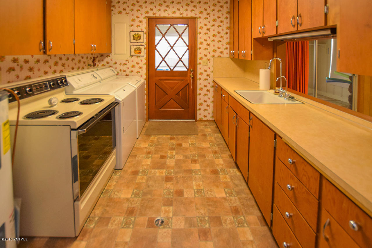 583 Ragan Road Wapato, WA 98951 - Photo 11 of 31 a view of a kitchen with utility board