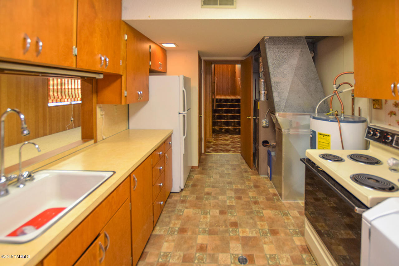 583 Ragan Road Wapato, WA 98951 - Photo 12 of 31 a kitchen with a sink stove and cabinets