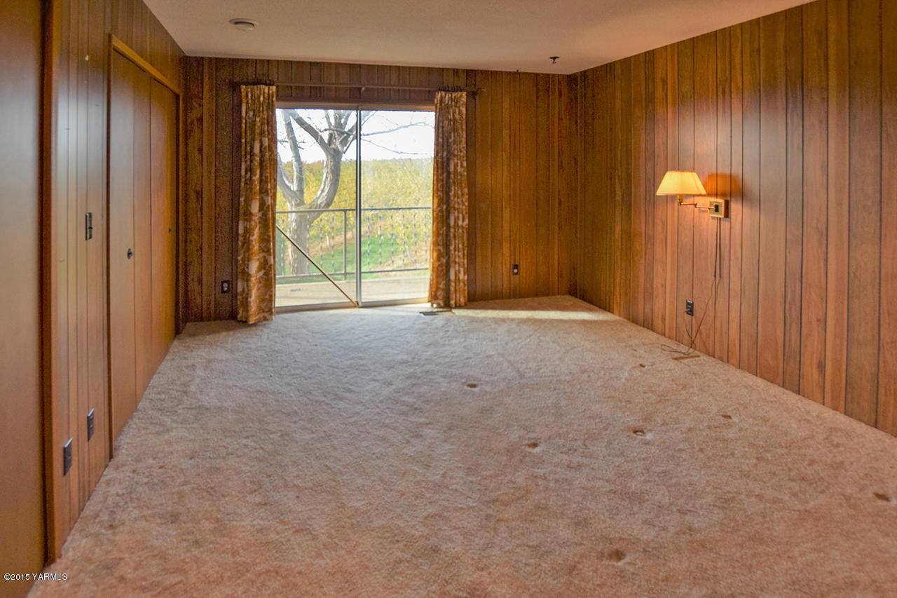 583 Ragan Road Wapato, WA 98951 - Photo 13 of 31 a view of an empty room with a window