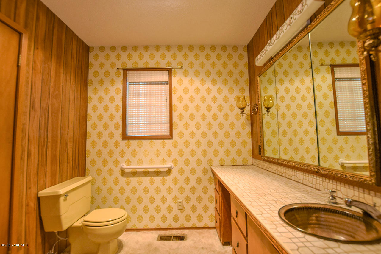 583 Ragan Road Wapato, WA 98951 - Photo 15 of 31 a bathroom with a sink a toilet and a mirror