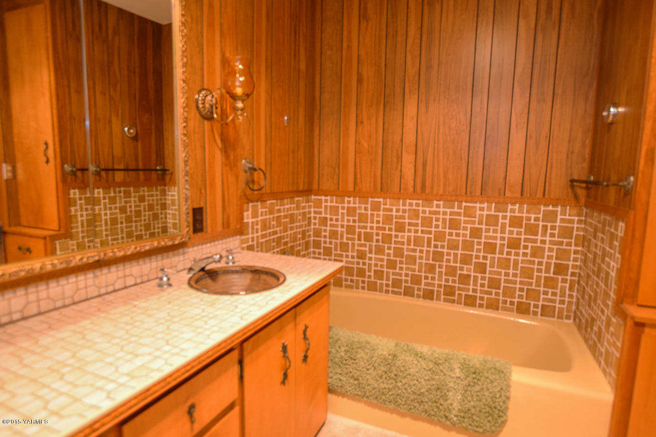 583 Ragan Road Wapato, WA 98951 - Photo 16 of 31 a bathroom with a sink and a bathtub