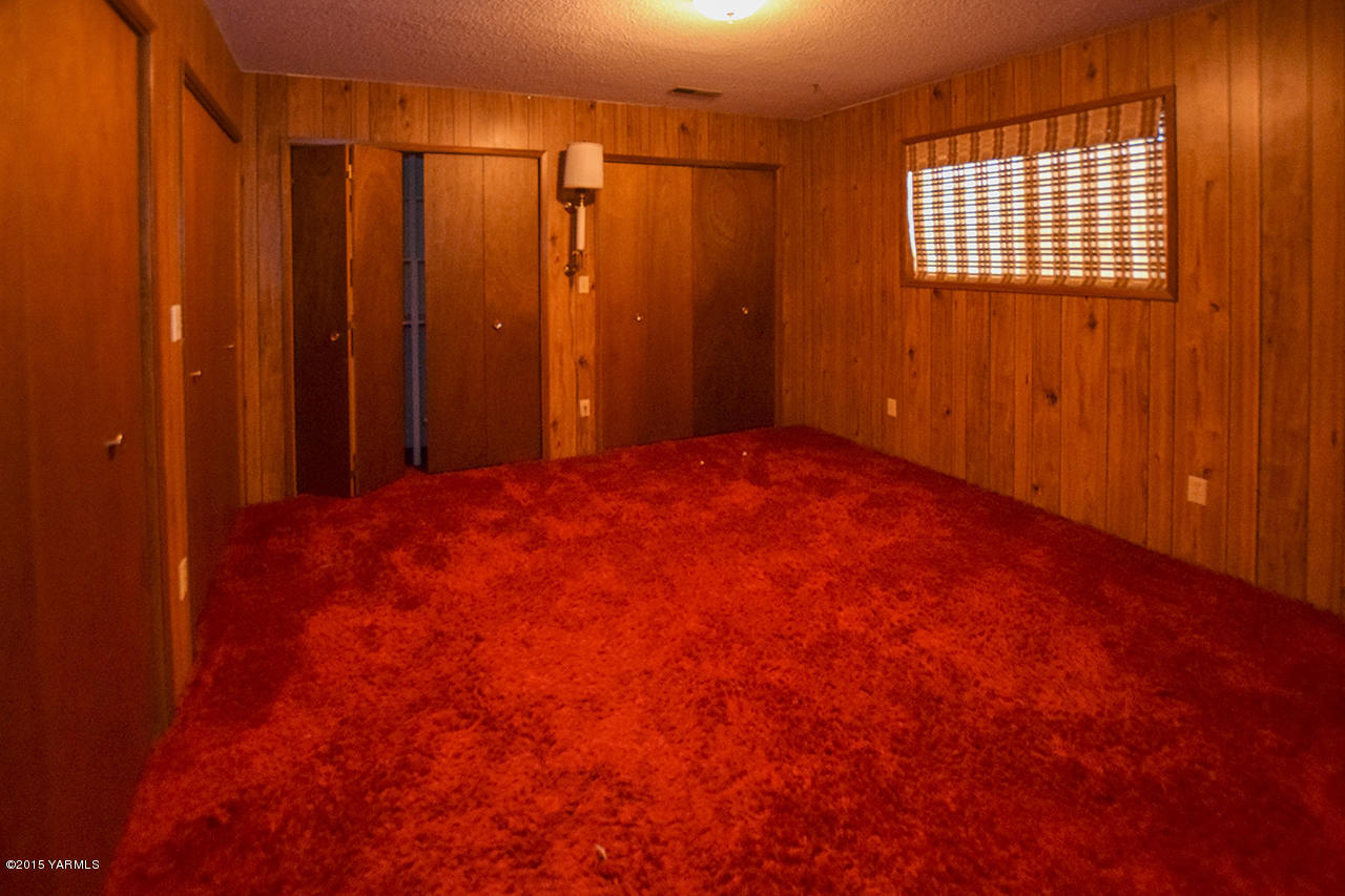583 Ragan Road Wapato, WA 98951 - Photo 19 of 31 a view of a room with a window and a closet