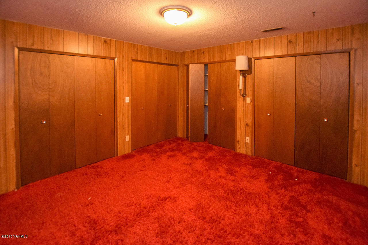 583 Ragan Road Wapato, WA 98951 - Photo 20 of 31 a view of a room with a small window