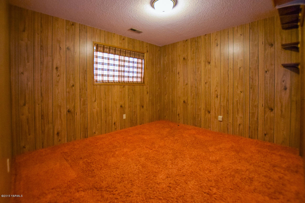 583 Ragan Road Wapato, WA 98951 - Photo 21 of 31 a view of an empty room with a window