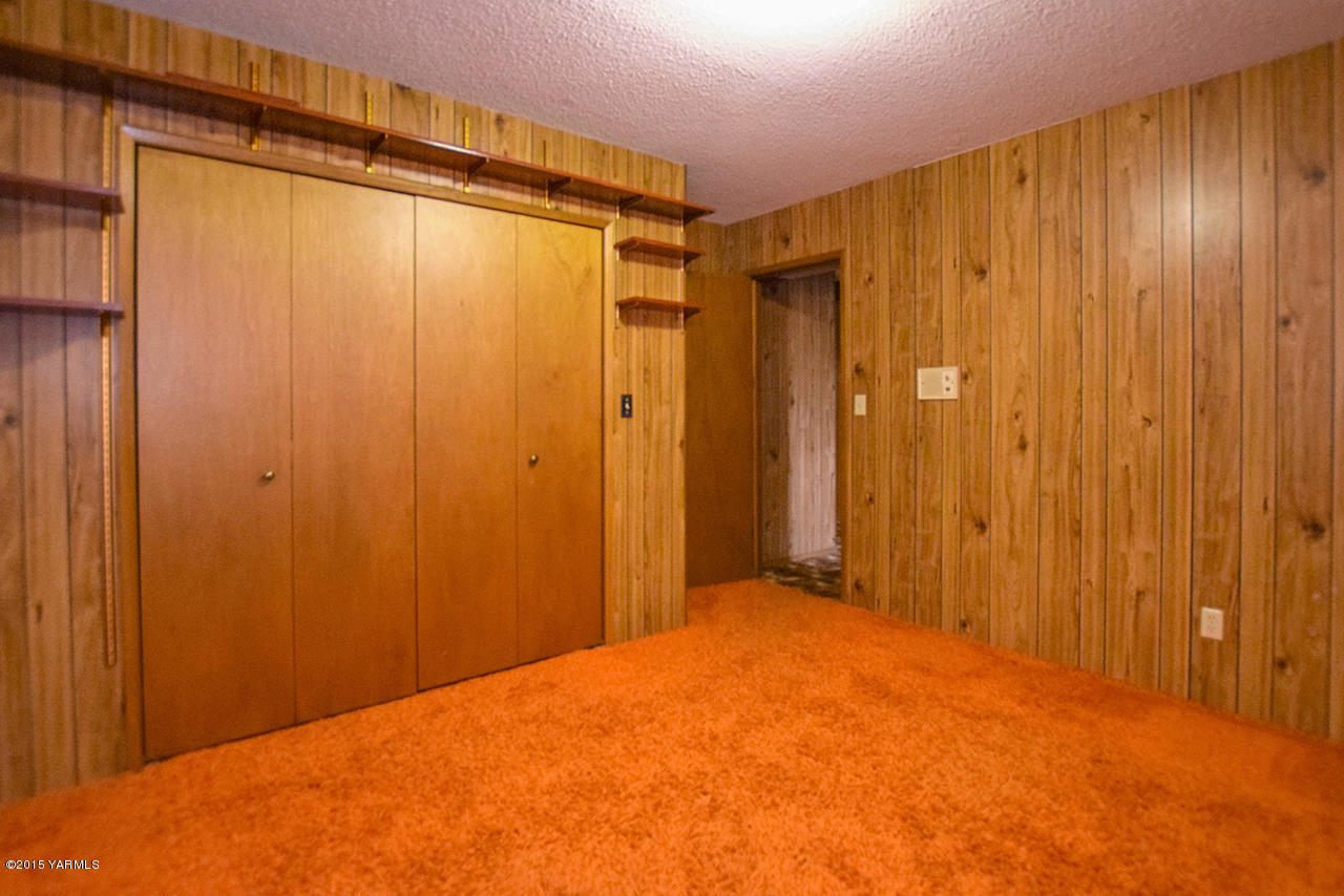 583 Ragan Road Wapato, WA 98951 - Photo 22 of 31 a view of a small space