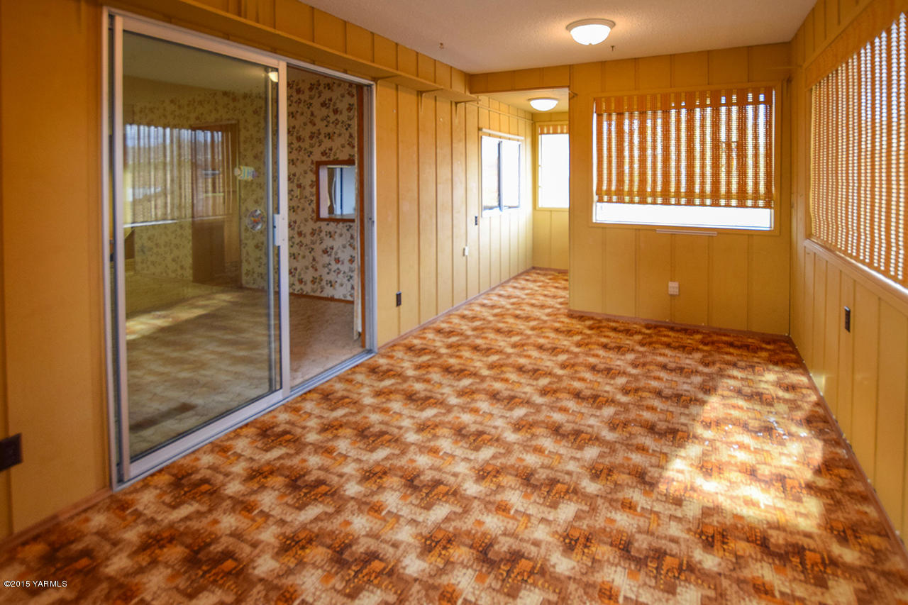 583 Ragan Road Wapato, WA 98951 - Photo 23 of 31 a view of an empty room and window