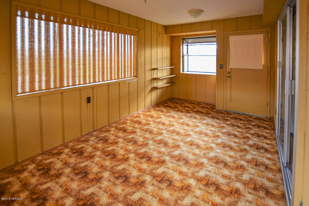 583 Ragan Road Wapato, WA 98951 - Photo 24 of 31 a view of an empty room