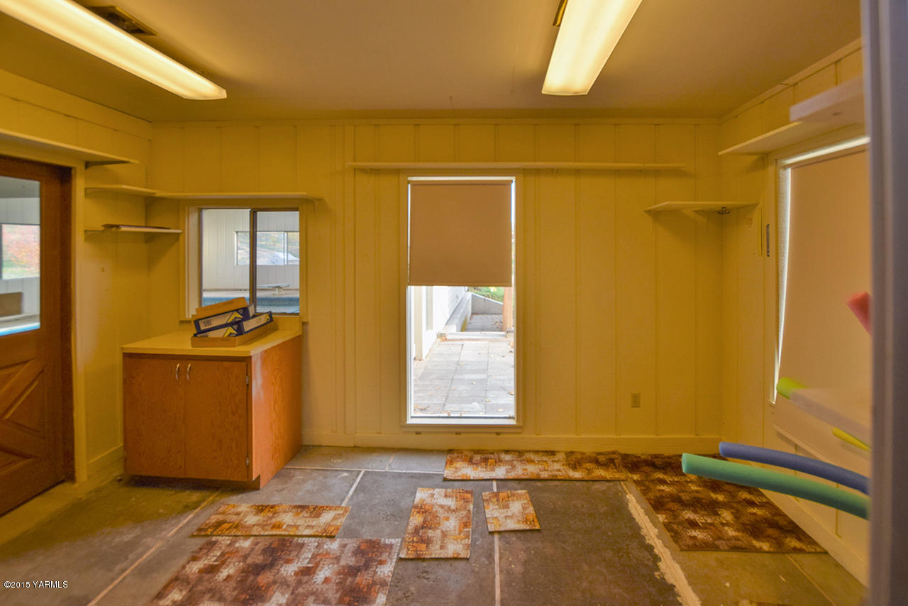 583 Ragan Road Wapato, WA 98951 - Photo 25 of 31 a view of an empty room with a window