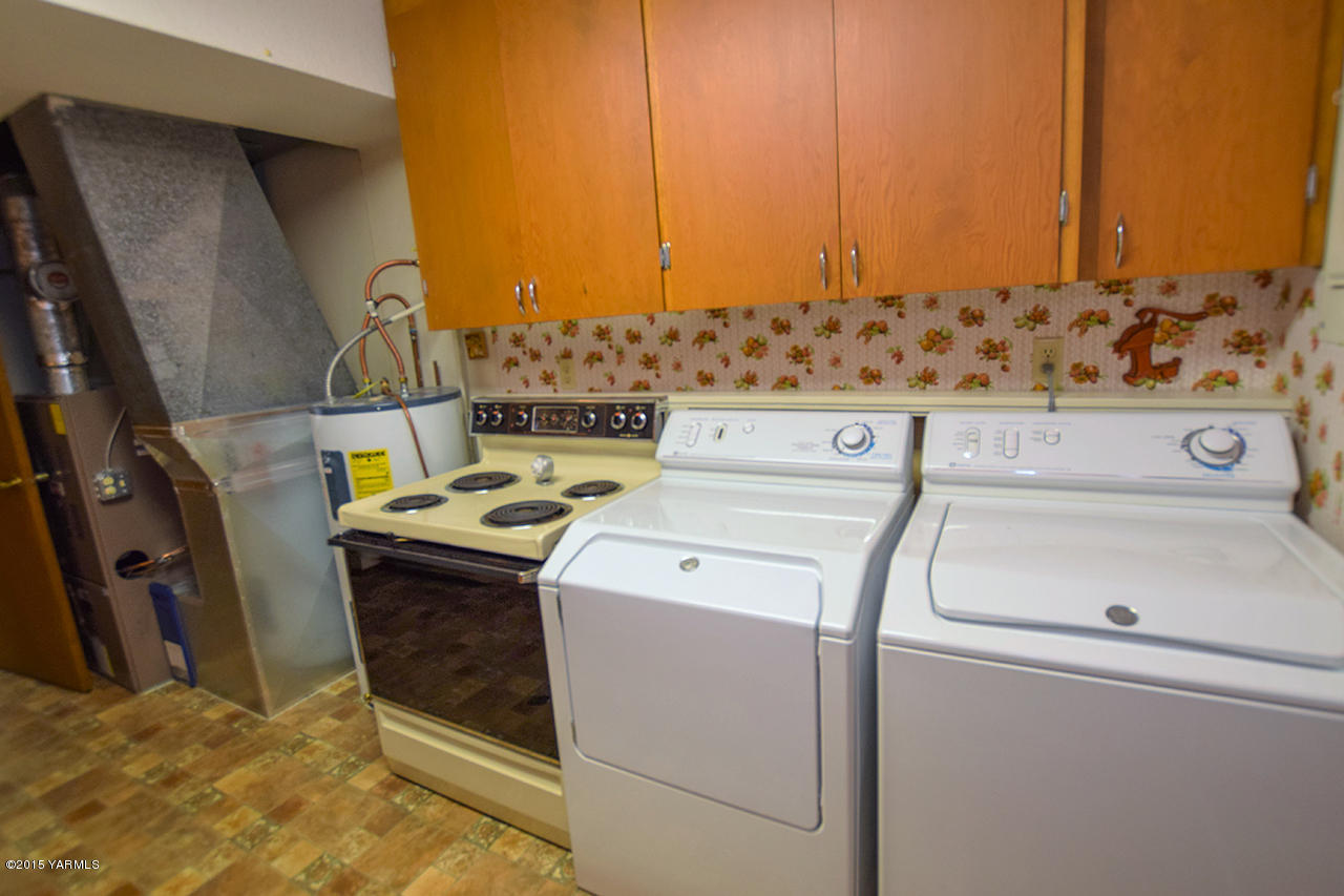 583 Ragan Road Wapato, WA 98951 - Photo 26 of 31 a utility room with dryer and washer