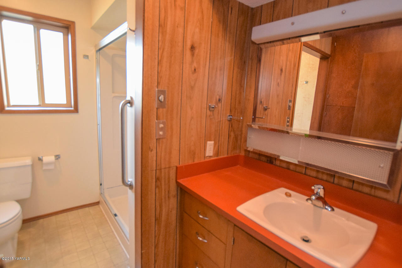 583 Ragan Road Wapato, WA 98951 - Photo 27 of 31 a bathroom with a sink and a mirror