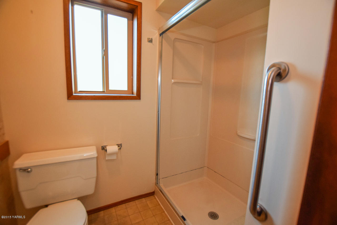 583 Ragan Road Wapato, WA 98951 - Photo 28 of 31 a bathroom with a toilet and a shower