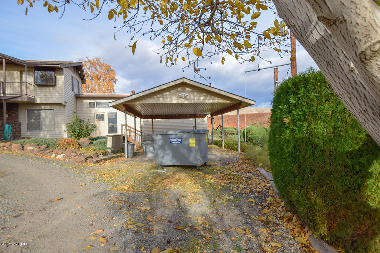 583 Ragan Road Wapato, WA 98951 - Photo 29 of 31 a view of a street with sitting area