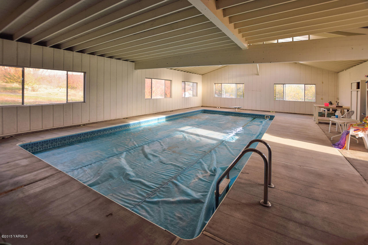 583 Ragan Road Wapato, WA 98951 - Photo 4 of 31 a room with lots of gym equipment