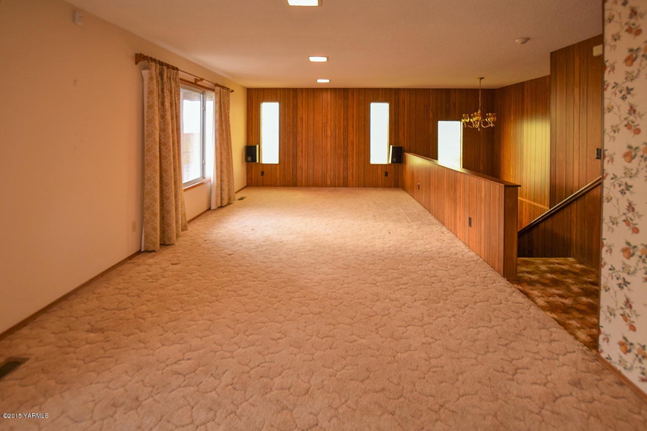 583 Ragan Road Wapato, WA 98951 - Photo 5 of 31 a view of an empty room with windows