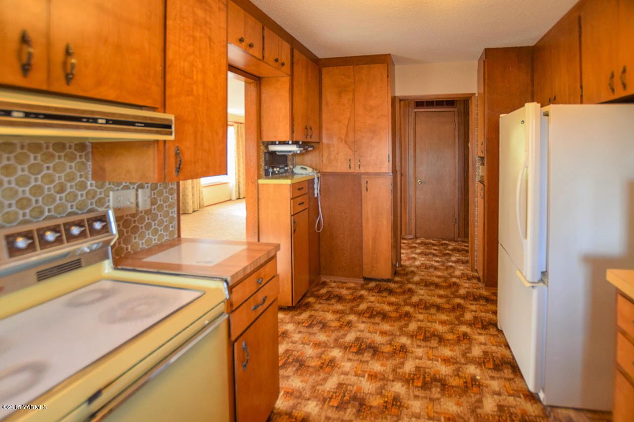 583 Ragan Road Wapato, WA 98951 - Photo 8 of 31 a kitchen with a refrigerator and a stove