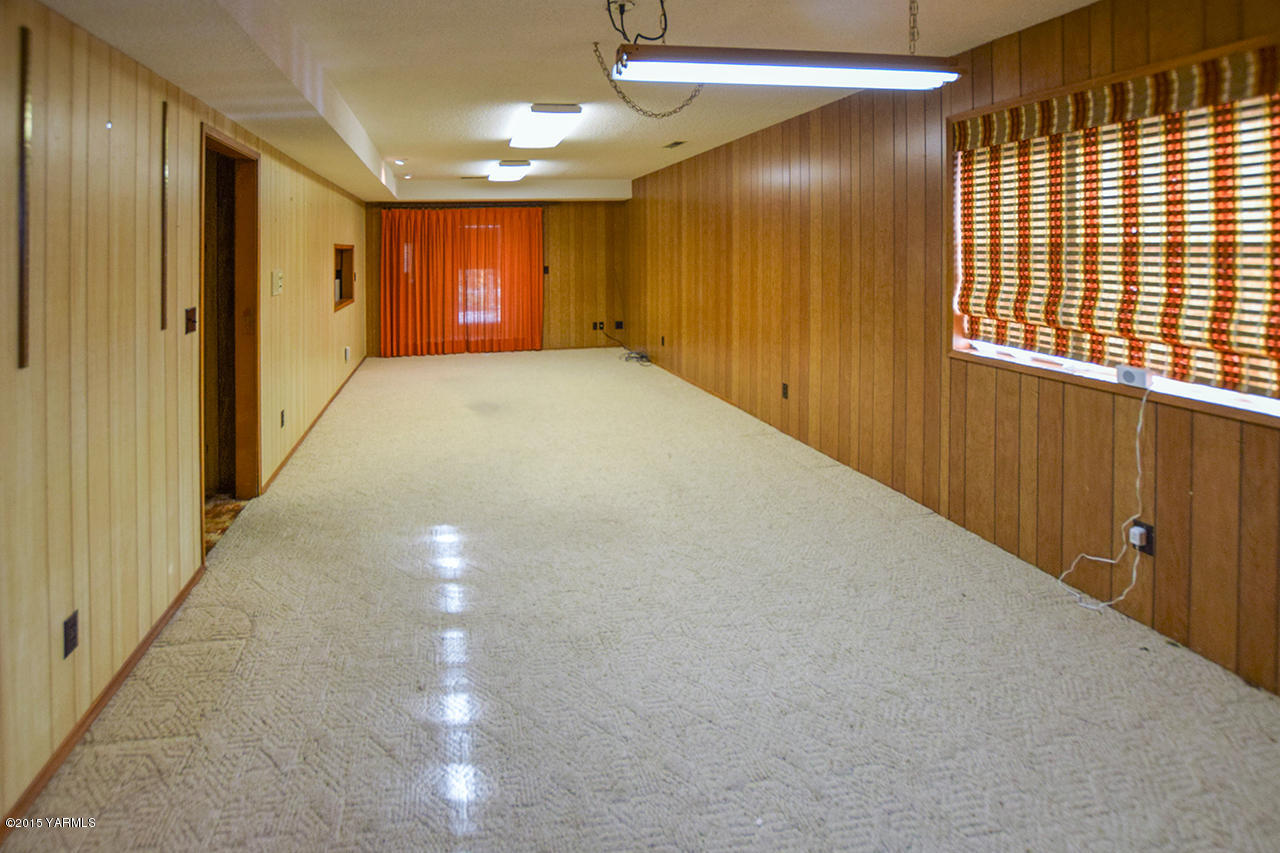 583 Ragan Road Wapato, WA 98951 - Photo 9 of 31 a view of hallway with windows