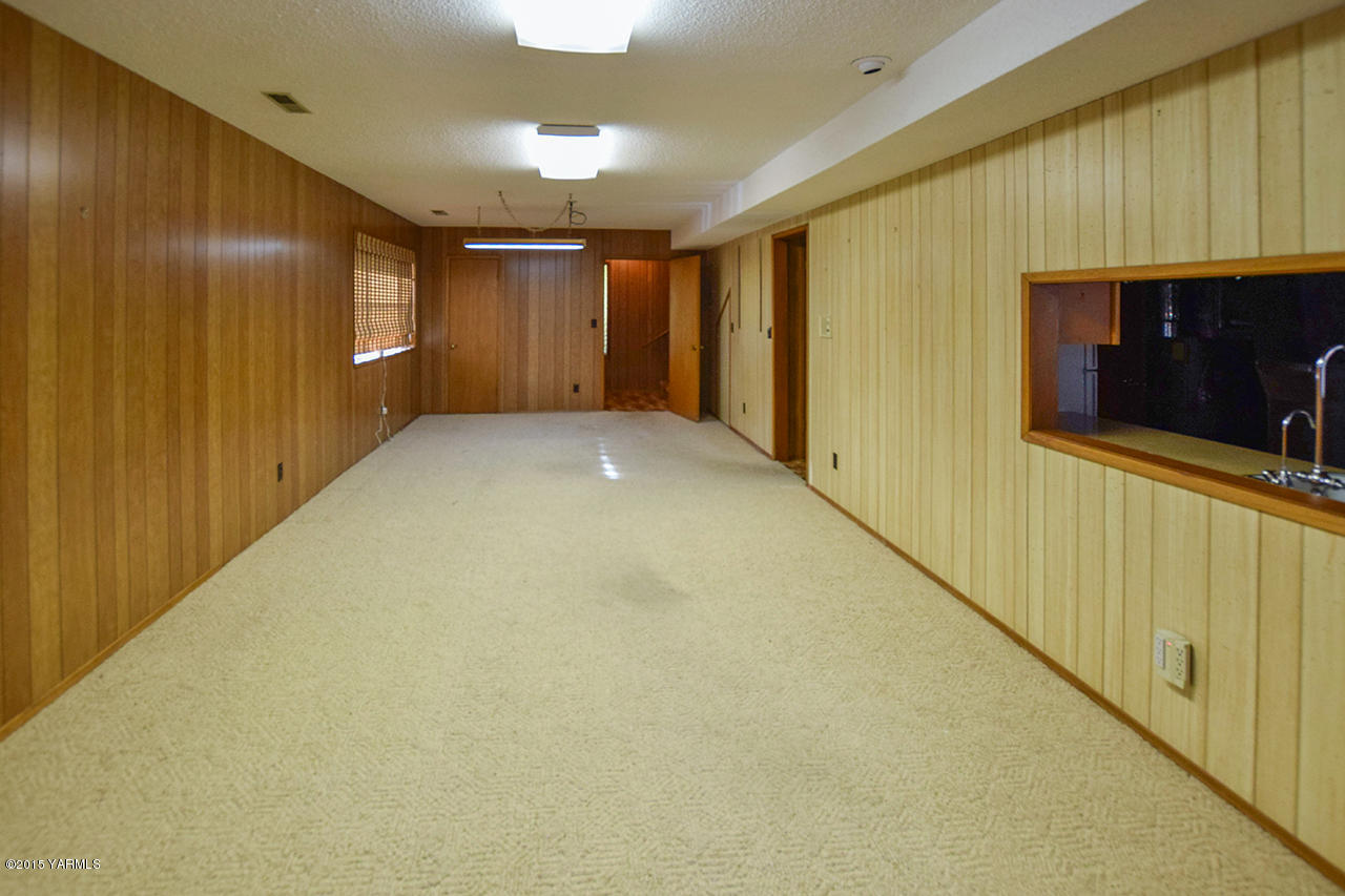 583 Ragan Road Wapato, WA 98951 - Photo 10 of 31 a view of an empty room
