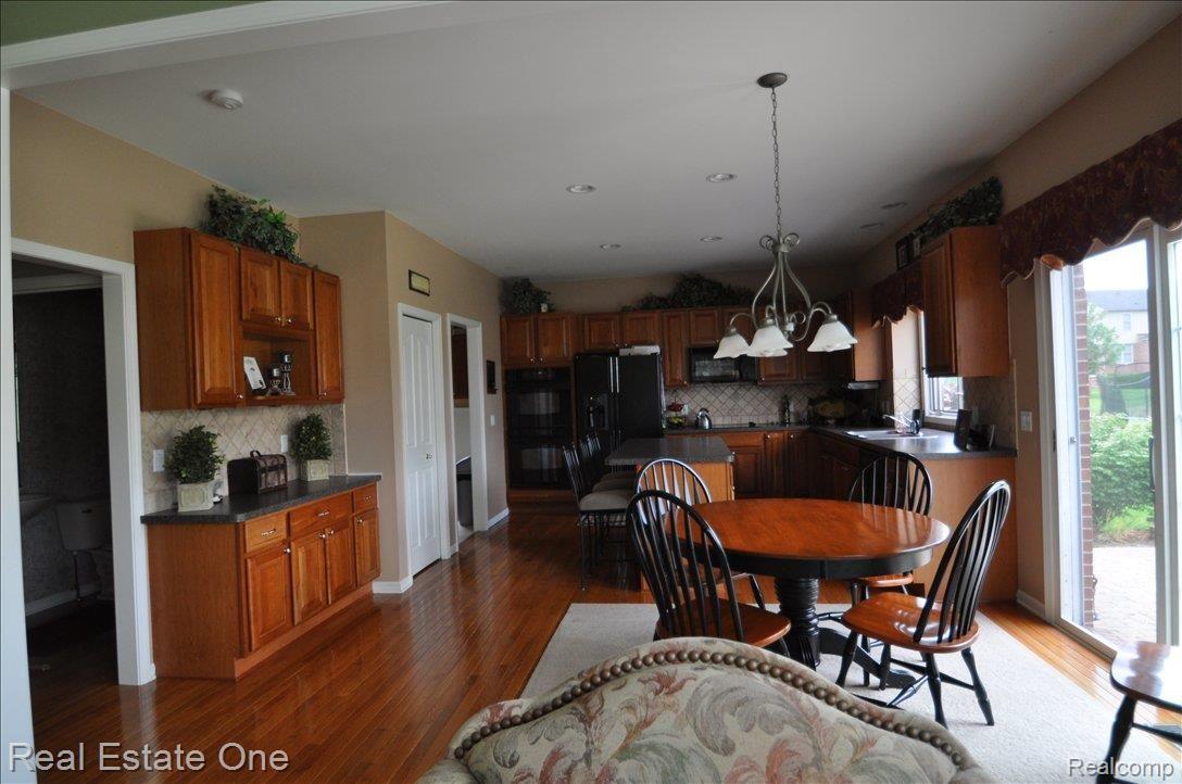 693 Bliss Drive Rochester, MI 48307 - Photo 13 of 21 kitchen and nook