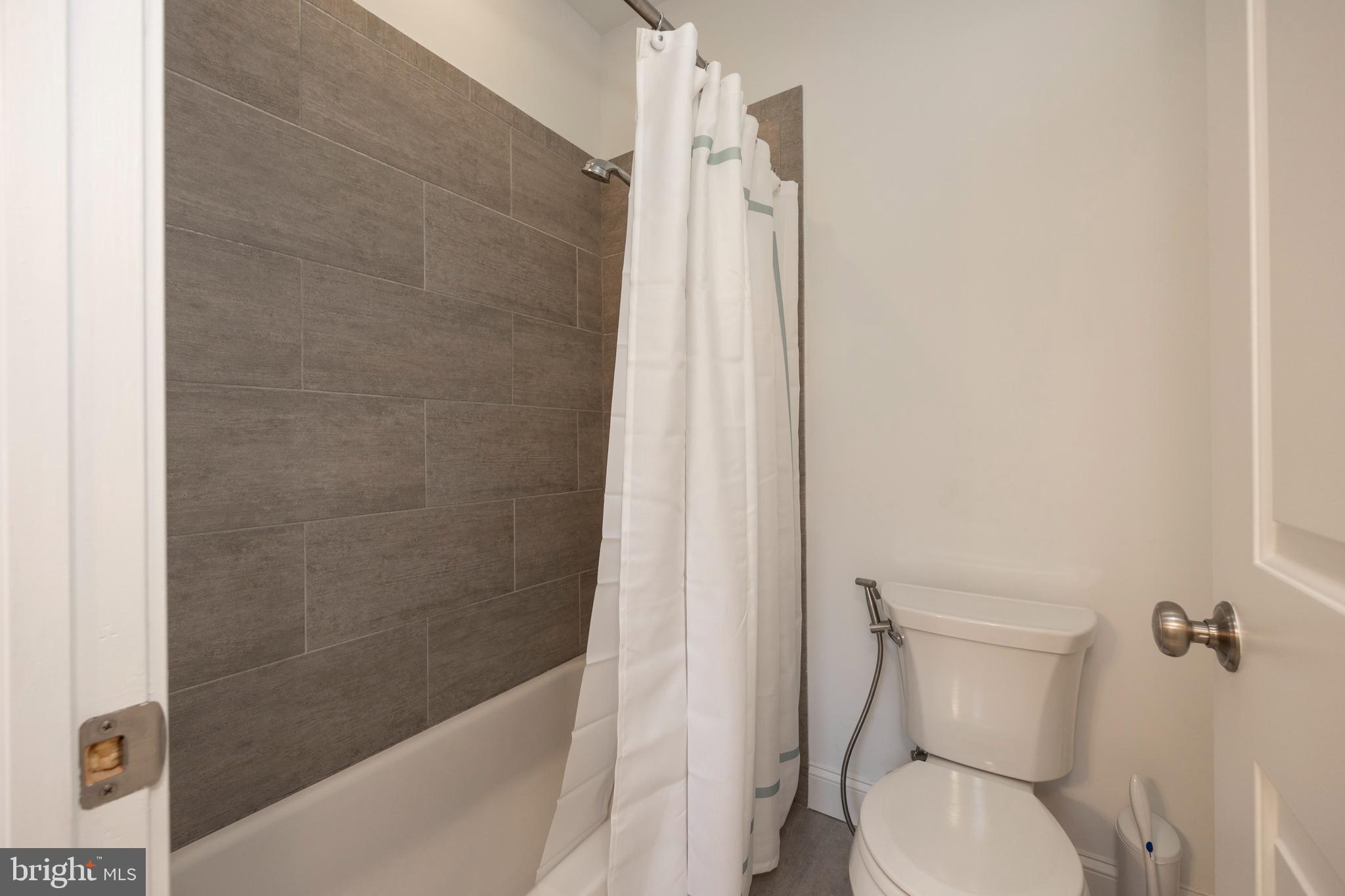 209 Deepdale Road Wayne, PA 19087 - Photo 41 of 63 Jack and Jill Bath