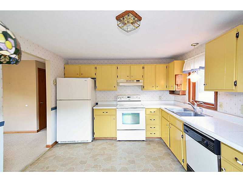 10 Thornapple Road Narragansett, RI 02882 - Photo 4 of 25 Kitchen.