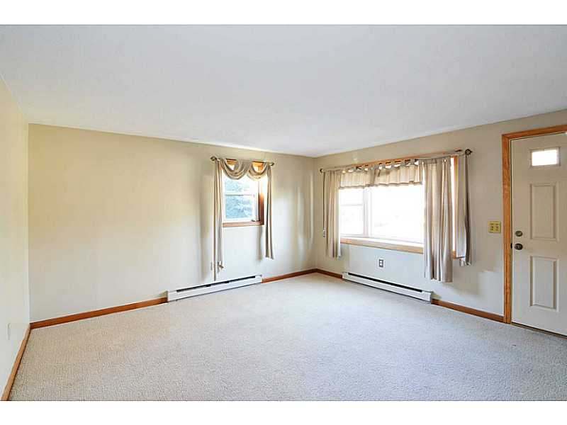 10 Thornapple Road Narragansett, RI 02882 - Photo 6 of 25 Living Room.