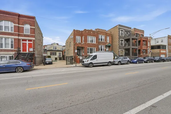 $3,300 | 2618 West Augusta Boulevard, Unit 1F, Chicago, IL 60622