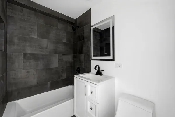 $3,300 | 2618 West Augusta Boulevard, Unit 1F, Chicago, IL 60622
