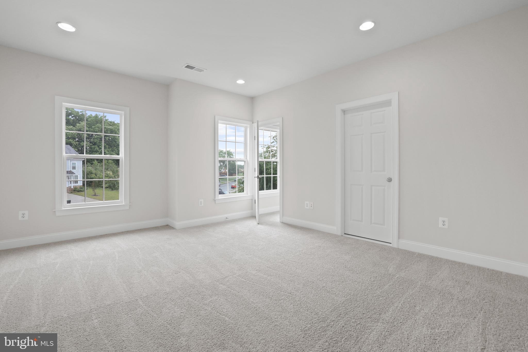 14496 Aurora Drive Woodbridge, VA 22193 - Photo 46 of 70 an empty room with windows