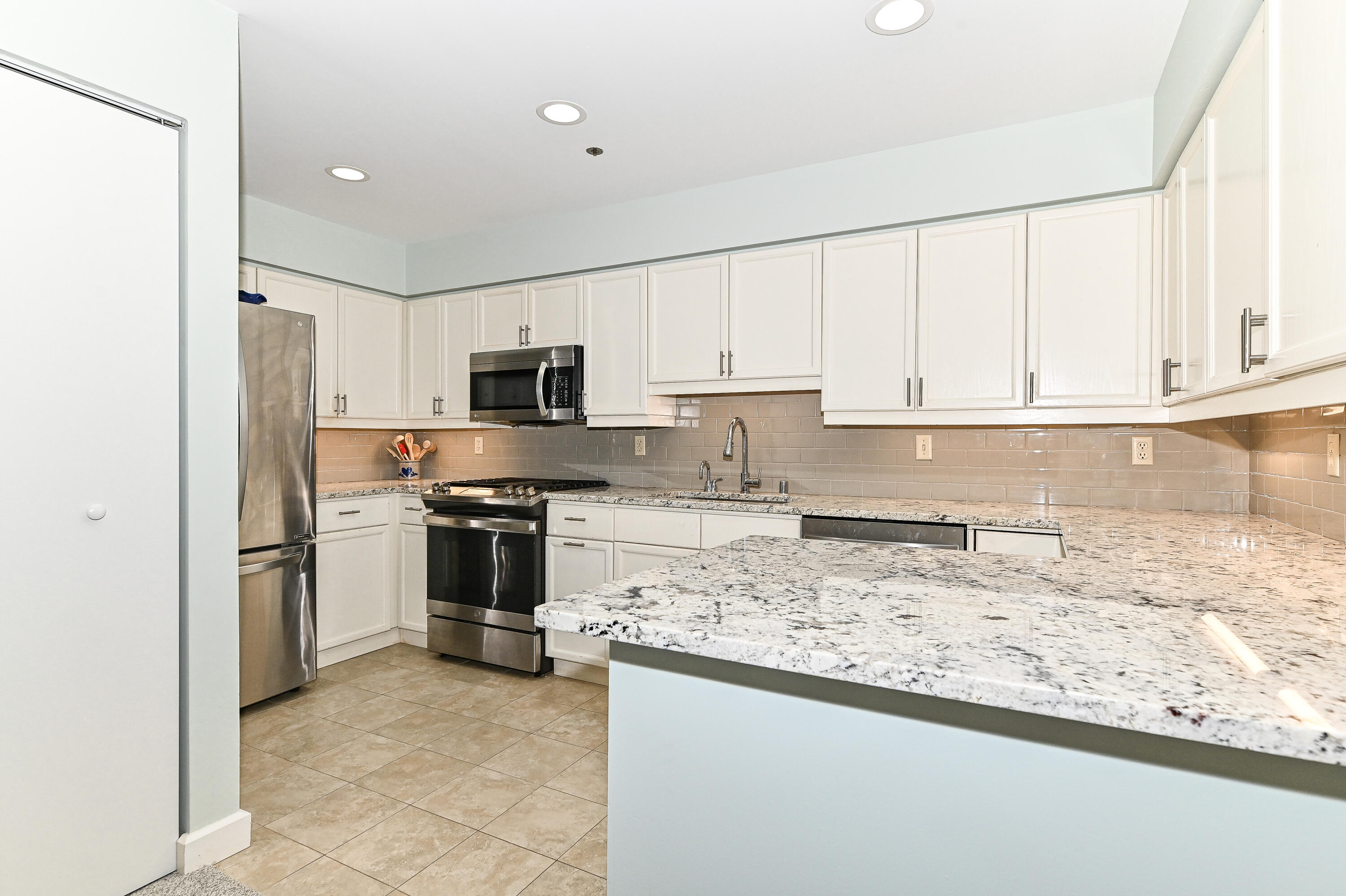 35 Harborview Drive, Unit 112 Racine, WI 53403 - Photo 5 of 36 Harborview-23