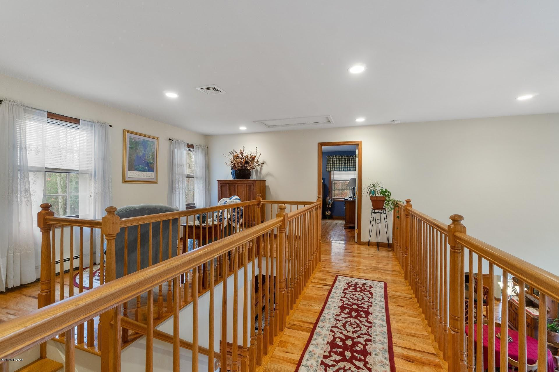 800 Raymondskill Road Milford, PA 18337 - Photo 40 of 48 Upstairs Walkway