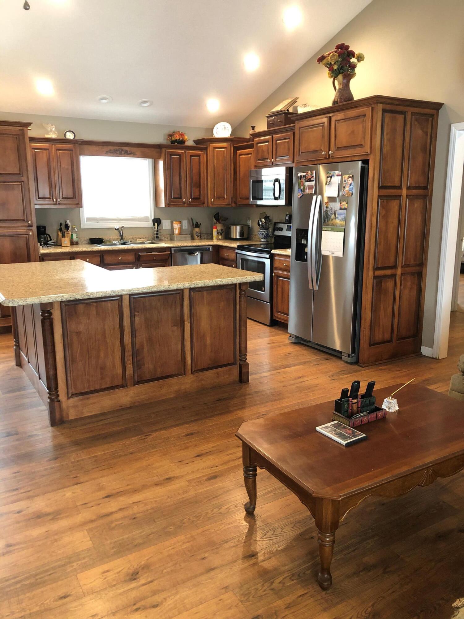 271 Deerfield Road Crossville, TN 38555 - Photo 4 of 17 Front door entryKitchen and island