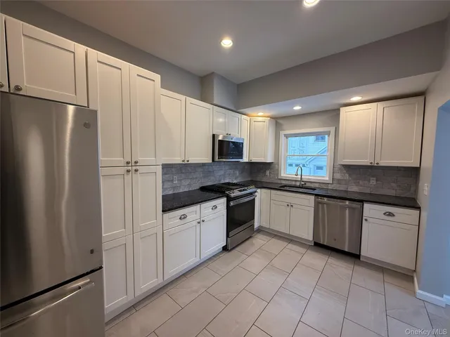 $3,295 | 120 Clinton Avenue, Unit 1, Nyack, NY 10960