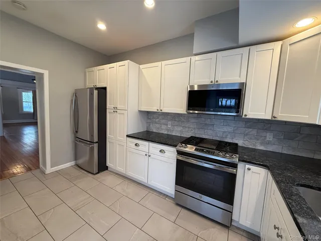 $3,295 | 120 Clinton Avenue, Unit 1, Nyack, NY 10960