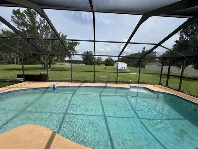 a view of a backyard