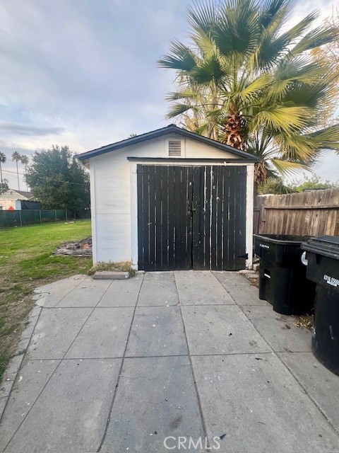 580 West 21st Street San Bernardino, CA 92405 - Photo 19 of 22 a view of backyard with potted plants and a palm tree