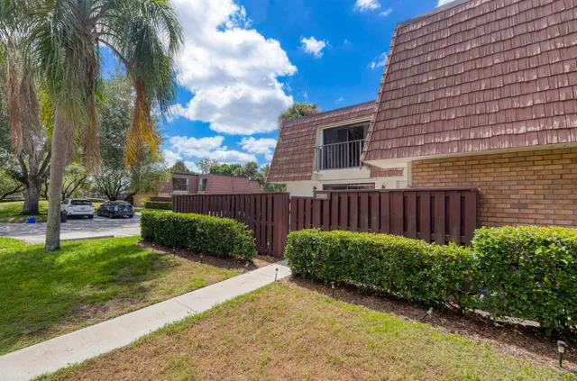 a view of a backyard with pathway