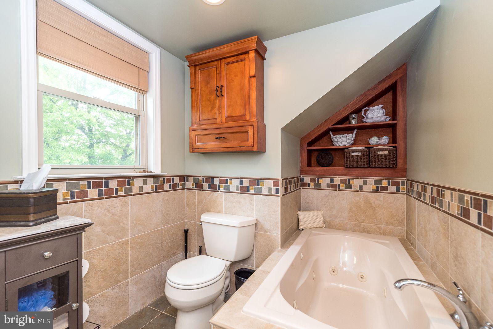 534 Pinney Road Huntingdon Valley, PA 19006 - Photo 17 of 26 a bathroom with a toilet a sink and a bathtub