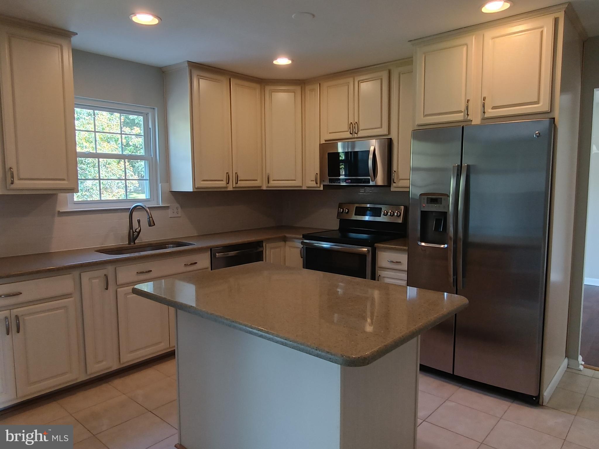 345 Silver Ridge Drive Sterling, VA 20164 - Photo 10 of 36