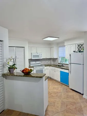 $320,000 | Mirassaou Condominium, Hialeah, FL 33015
