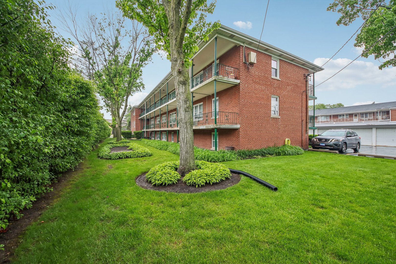 1855 Parkside Drive, Unit 8 Park Ridge, IL 60068 - Photo 18 of 22 a front view of a house with a garden