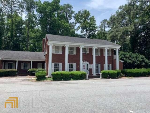 1006 Mt Vernon Road Vidalia, GA 30474 - Photo 1 of 1 a front view of house with yard and green space