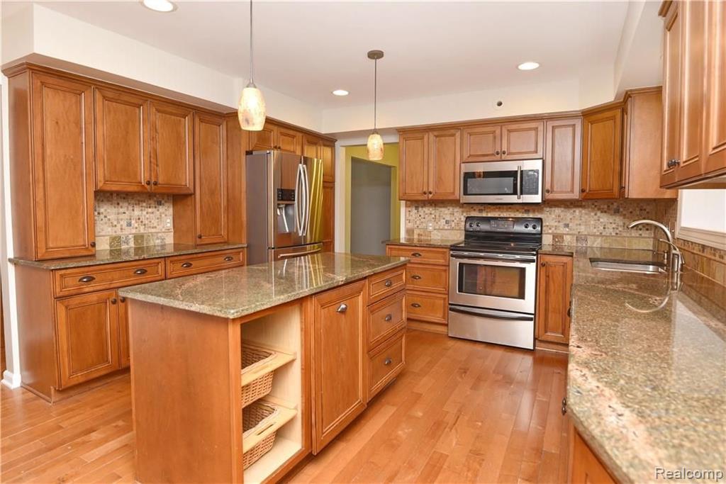 271 Stonetree Circle Rochester Hills, MI 48309 - Photo 8 of 38