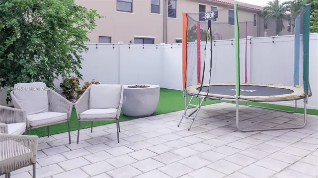 a chair and a table in a backyard