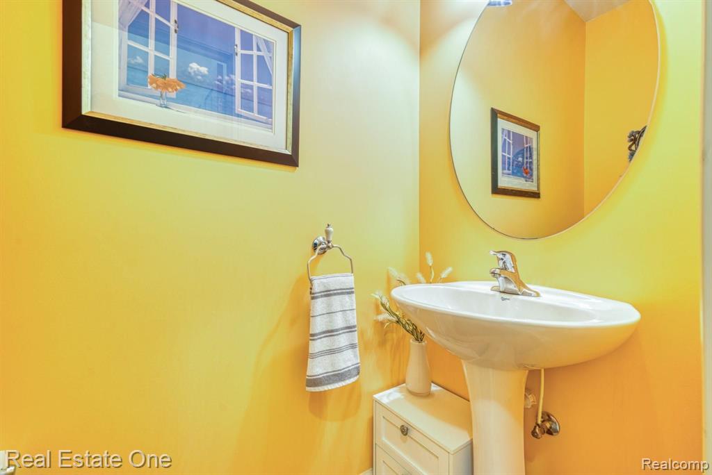 3370 Everett Drive Rochester Hills, MI 48307 - Photo 5 of 36